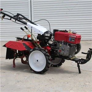 Máy xới đất bằng máy kéo đi bộ